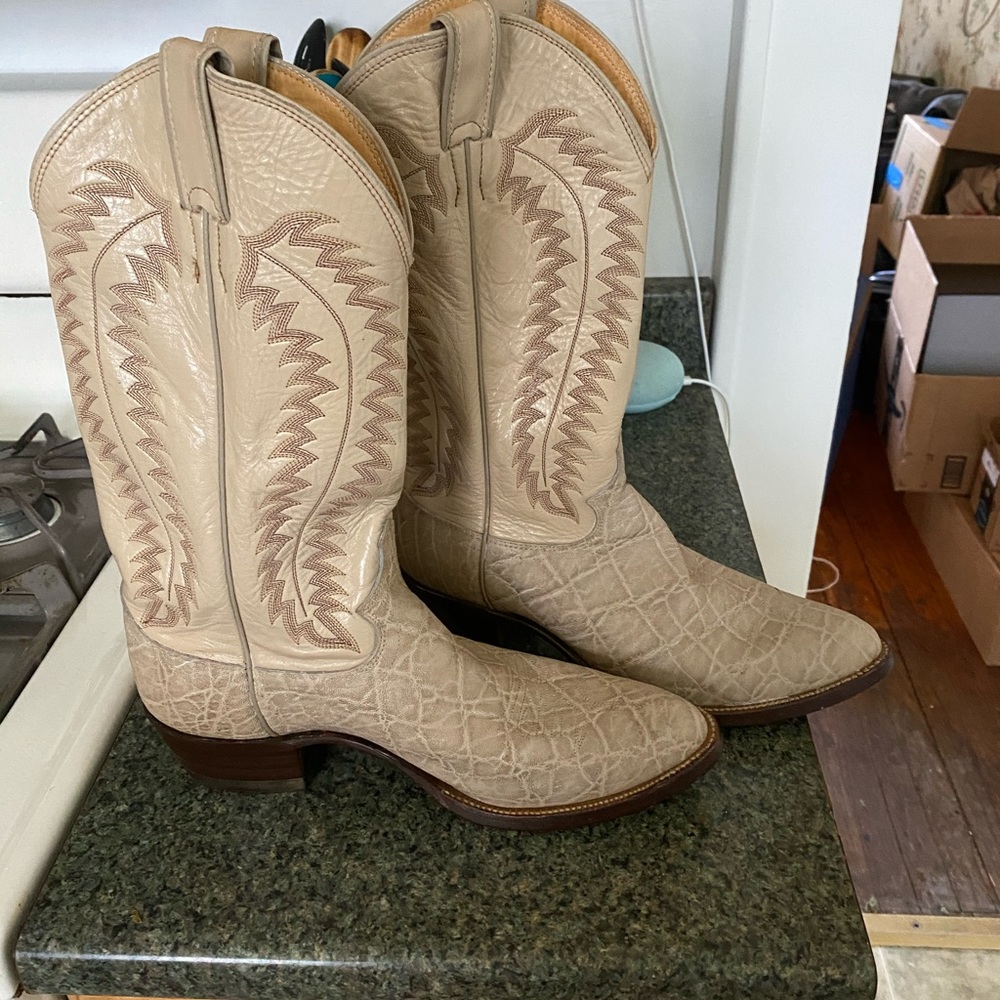 Like new tan Justin cowboy boots - size 8.5D